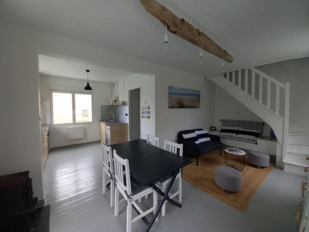 kuchnia i salon ze stołem i krzesłami w obiekcie Gîte La Mer, 50m de la mer w mieście Saint-Germain-sur-Ay