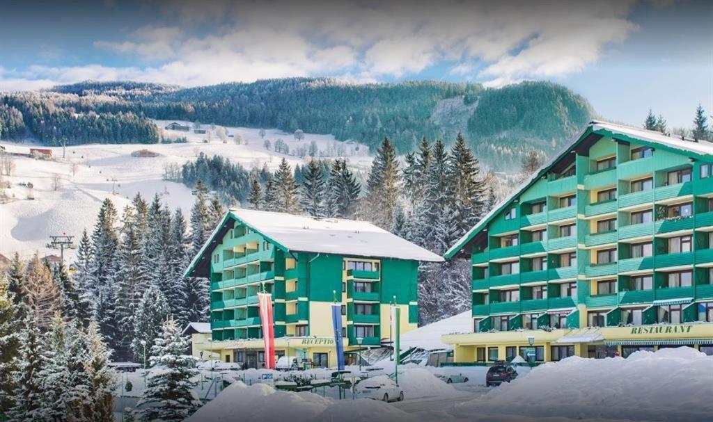 um hotel nas montanhas com neve no chão em Alpine Club, Austria 