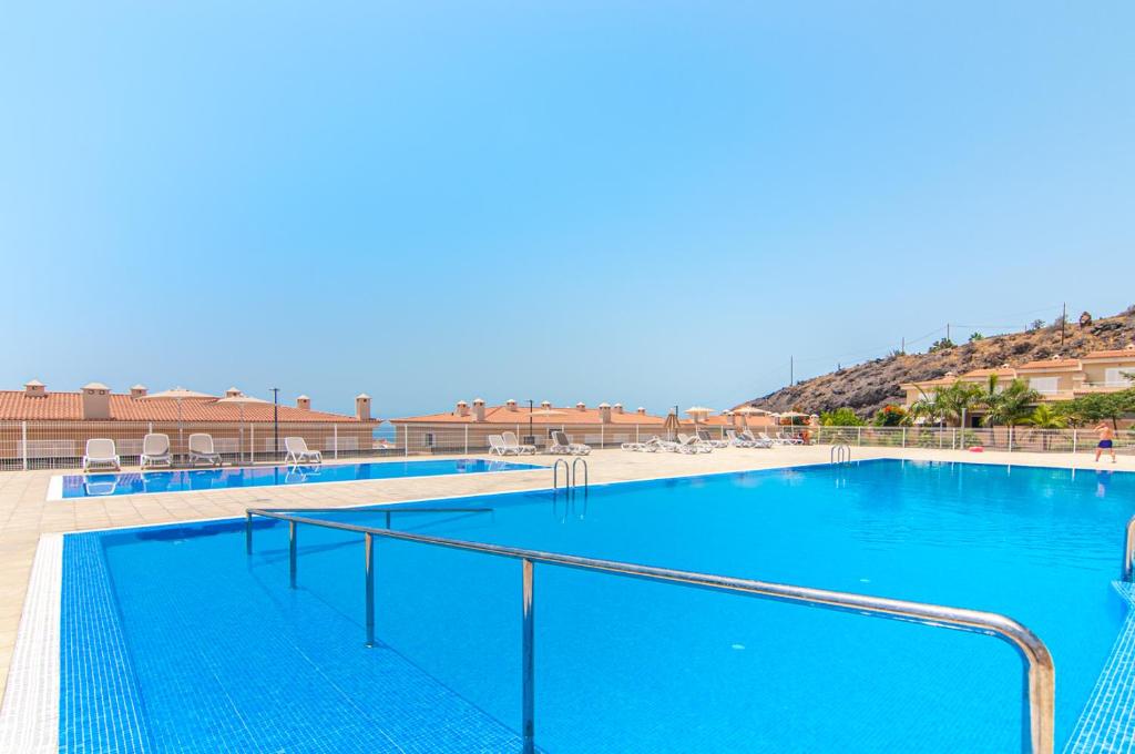 Bazén v ubytování Luxury Townhouse with panoramic sea view nebo v jeho okolí