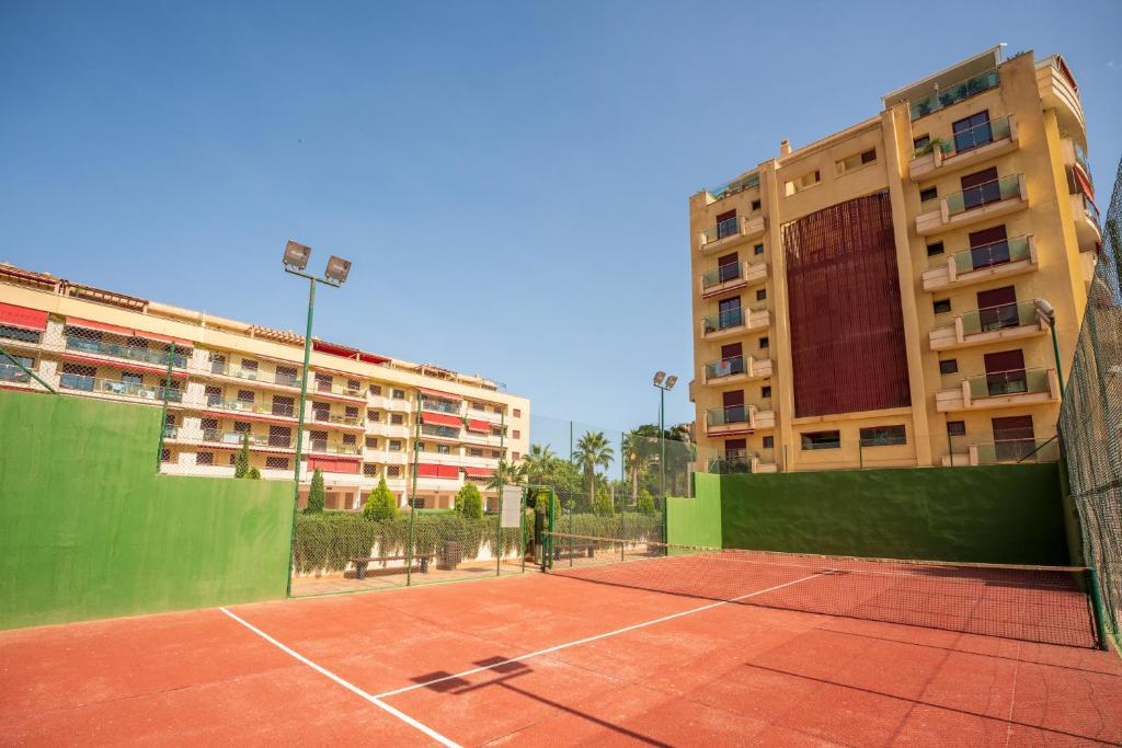 Tennis and/or squash facilities at Torre del mar beach, playa or nearby