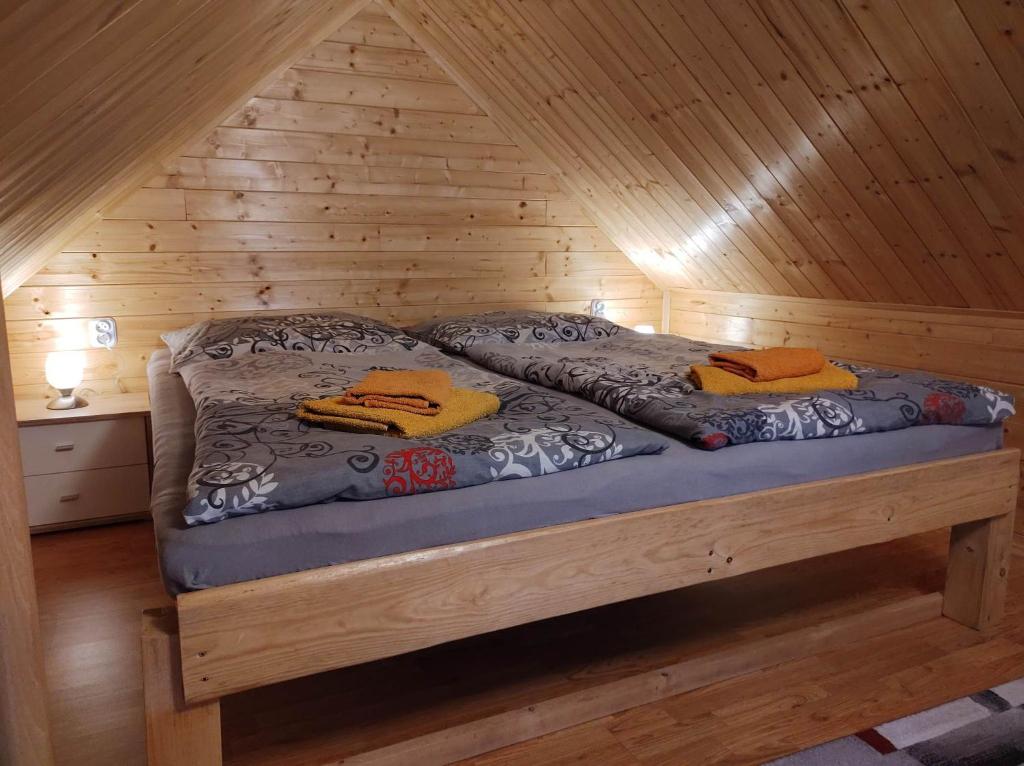 Łóżko lub łóżka w pokoju w obiekcie U Berňáků
