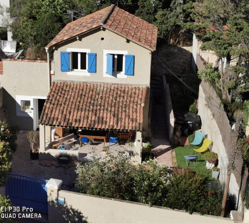 - une vue aérienne sur une maison dotée d'un toit en carrelage dans l'établissement Maison Jardin+Jacuzzi l'été, plage à 1 km, à Marseille