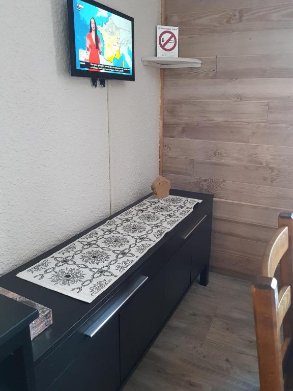 TV a/nebo společenská místnost v ubytování Studio pied des pistes 4 personnes