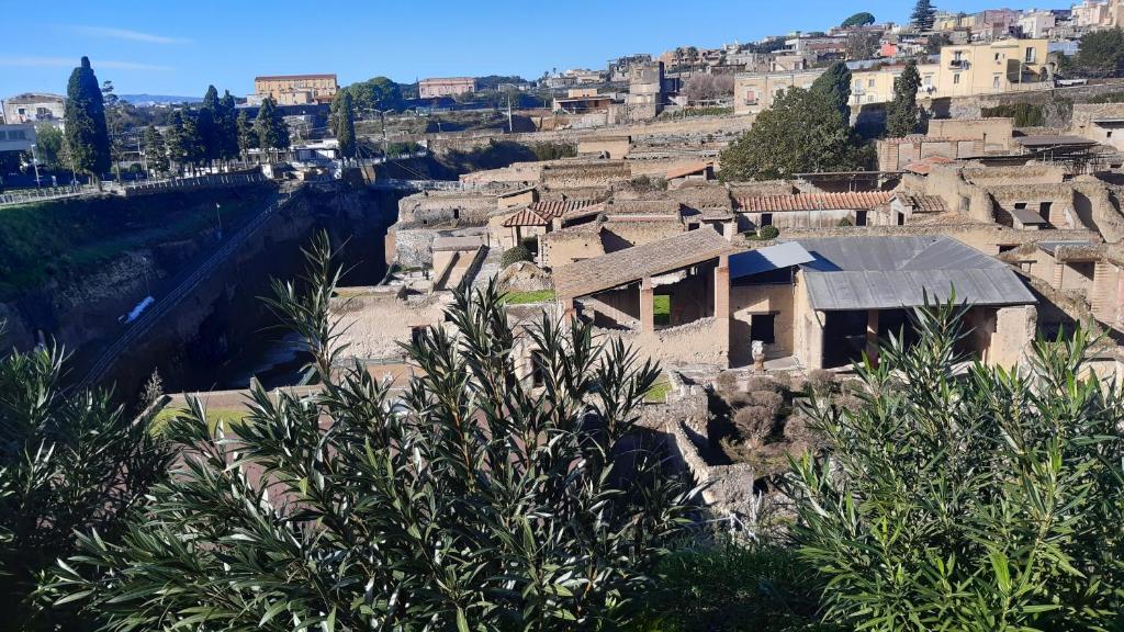 een oud dorp met gebouwen op een heuvel bij Il Gran Portale in Ercolano