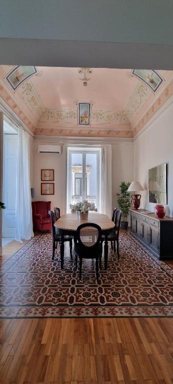 a dining room with a table and chairs at La Renaissance in Catania