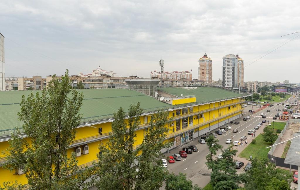 Світла, комфортна квартира біля метро Мінська фото 4