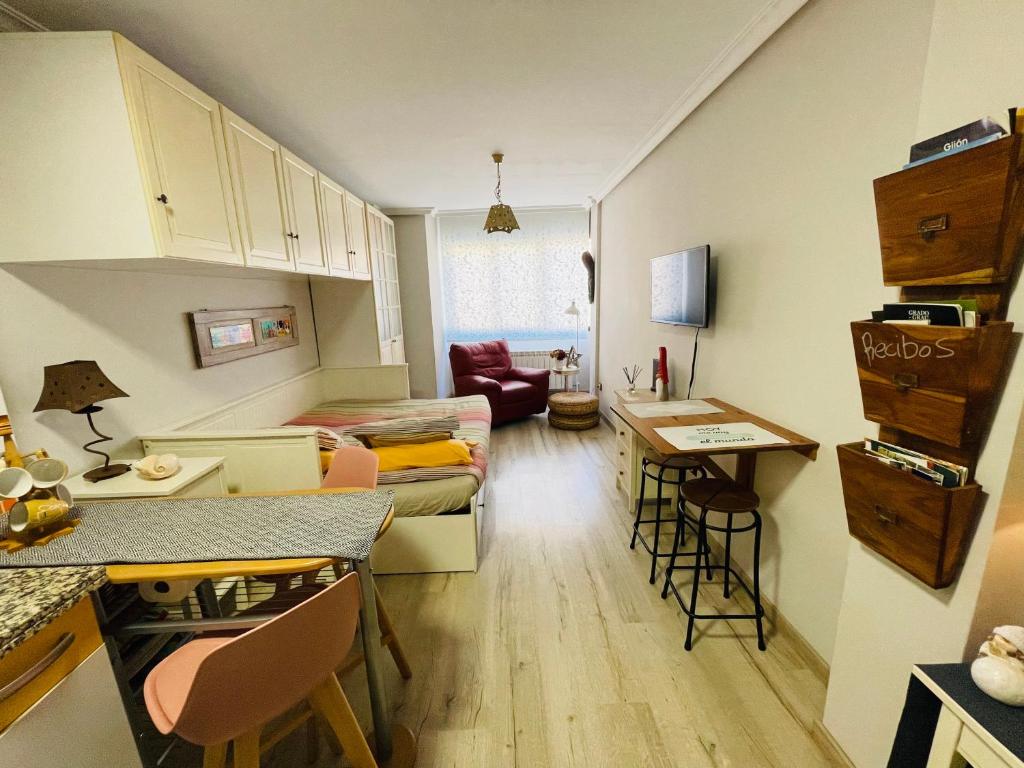 a small room with a kitchen and a living room at San Román in Oviedo