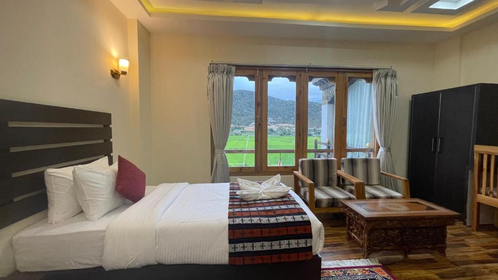 ein Hotelzimmer mit einem Bett und einem Fenster in der Unterkunft Zhideychen Resort in Paro