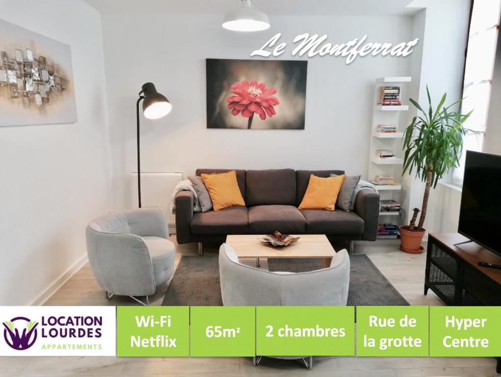 a living room with a couch and a table at Le Montferrat - 65m2 - 2 chambres - Rue de la Grotte - Hyper Centre in Lourdes