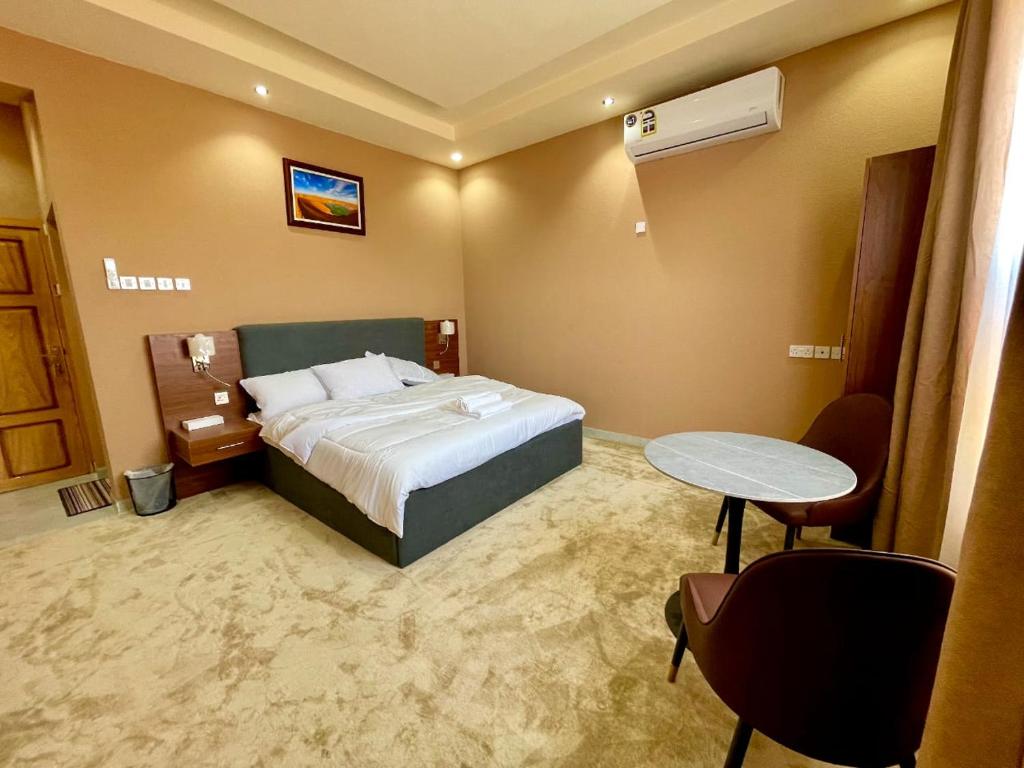 Dahreez motel في Qurţah: غرفة الفندق بسرير وطاولة