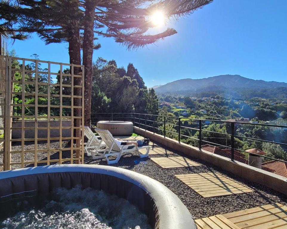 un bain à remous sur une terrasse avec vue dans l'établissement Sleep and Go in Santana in Nature B&B, à Santana