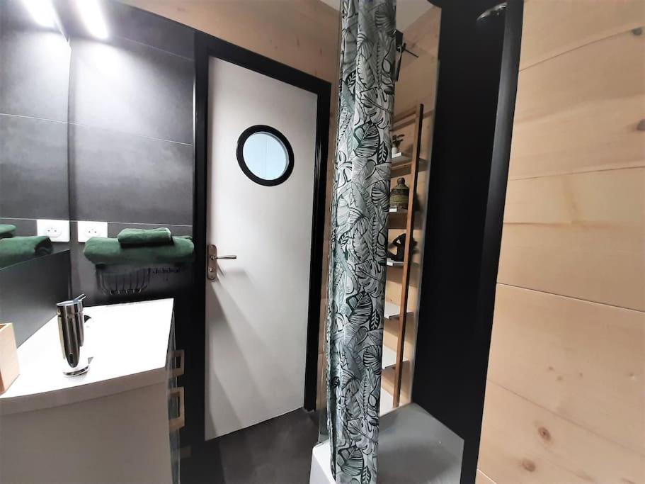 Kúpeľňa v ubytovaní Songe Tropical-InvIRI. Studio CHU. Parking Aisé.