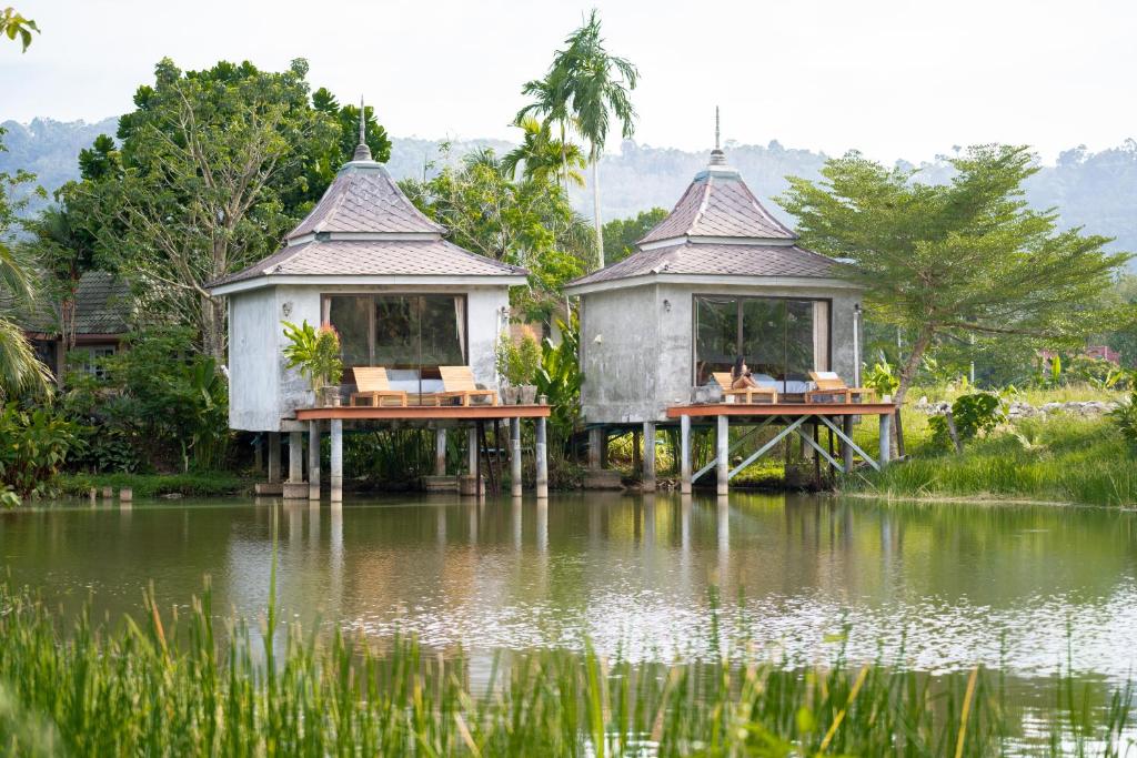 um resort com dois gazebos sobre uma massa de água em Anodard Phuket, Nai Yang Beach em Thalang
