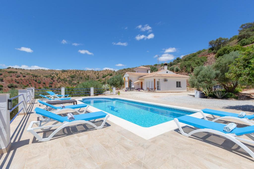 The swimming pool at or close to Villa Meretseger