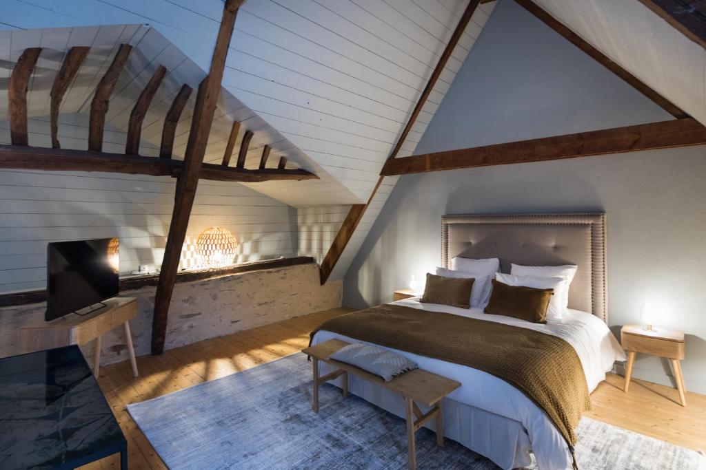 Posteľ alebo postele v izbe v ubytovaní MANOIR DU VAU D ARZ gîtes et chambres d hôtes avec piscine