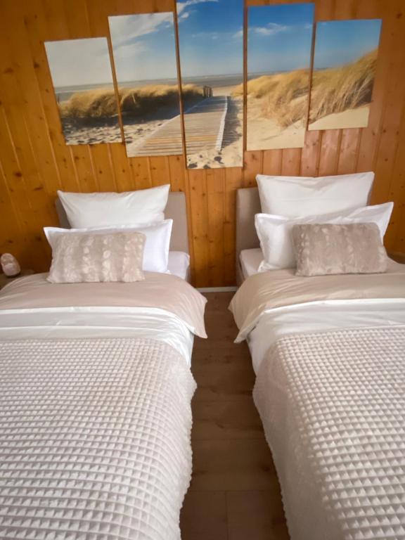 2 Betten in einem Zimmer mit Strandblick in der Unterkunft Apartment Balingen City in Balingen