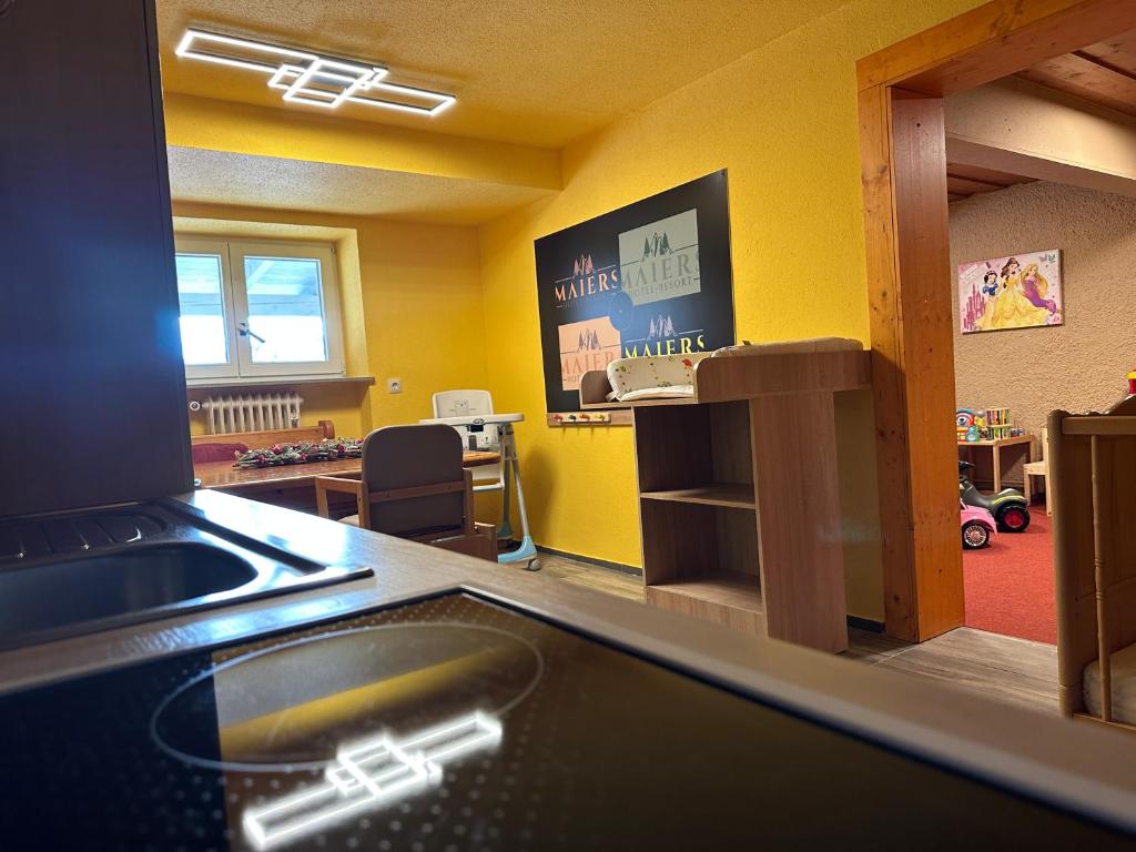 Kuchyň nebo kuchyňský kout v ubytování Maiers Hotel