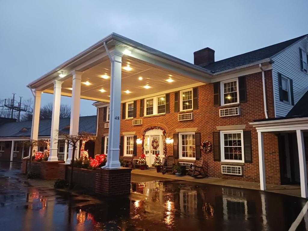 Casa de ladrillo grande con porche cubierto en Colonial Inn Seekonk, en Seekonk