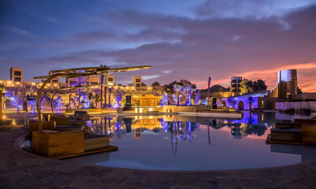 ein Wasserpool mit einer Stadt im Hintergrund in der Unterkunft Terra Solis Dubai in Dubai