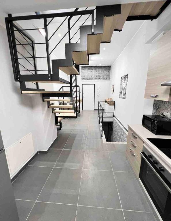 kuchnia ze spiralnymi schodami na poddaszu w obiekcie Pregevole Duplex a 1 minuto dalla metro w mieście Collegno