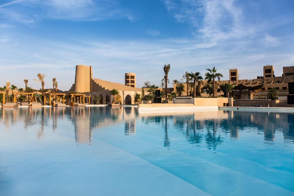 ein großer Pool vor einem Resort in der Unterkunft Terra Solis Dubai in Dubai