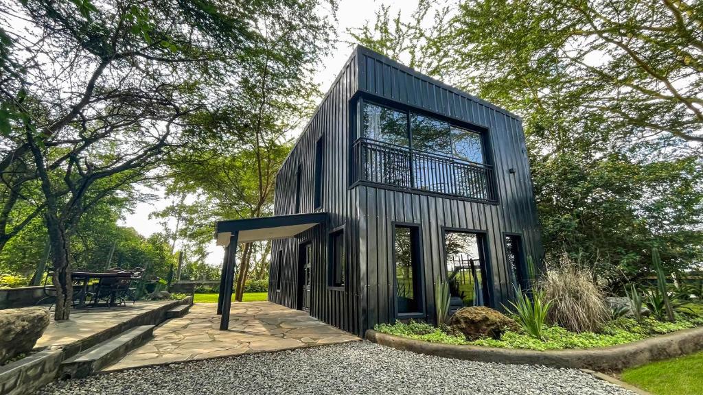 uma casa moderna com uma fachada negra em The Shed em Nakuru