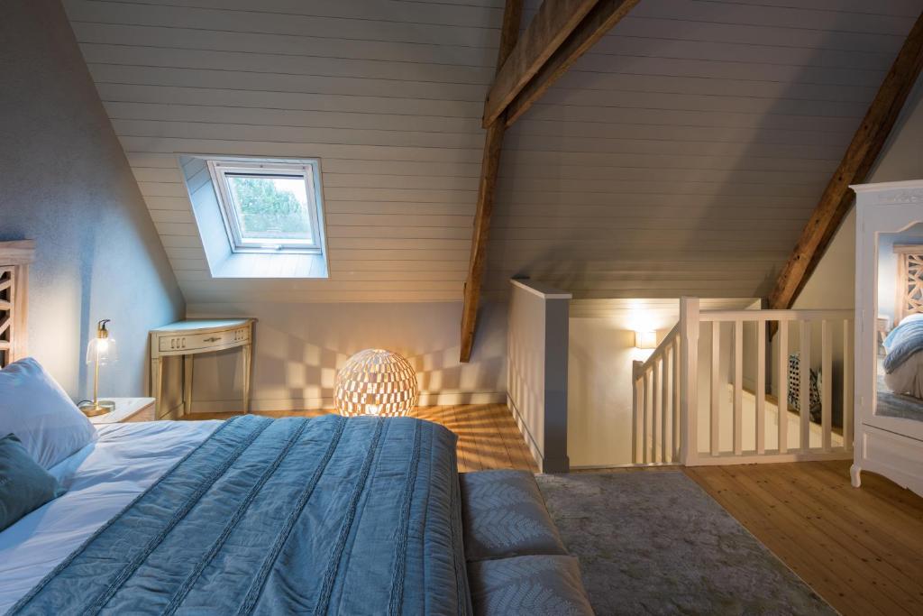 Posteľ alebo postele v izbe v ubytovaní MANOIR DU VAU D ARZ gîtes et chambres d hôtes avec piscine
