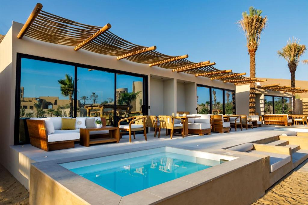 Der Swimmingpool an oder in der Nähe von Terra Solis Dubai