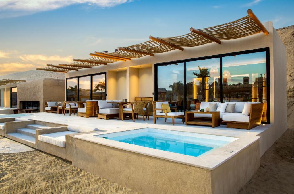 Der Swimmingpool an oder in der Nähe von Terra Solis Dubai