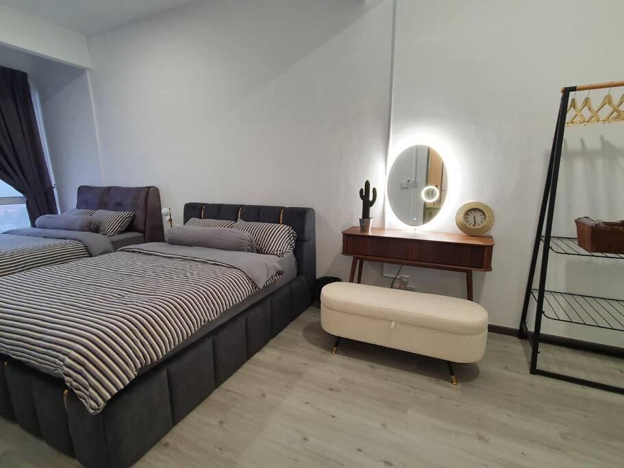 1 dormitorio con 2 camas y mesa con espejo en 원더풀하우스7호 en Papar