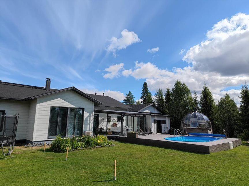 uma casa com uma piscina e um gazebo em Ski Villa Serena em Pyhäjoki