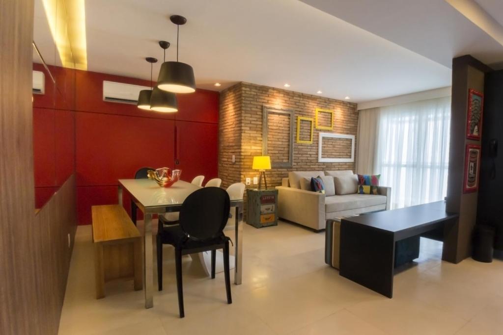 sala de estar con mesa de comedor y sofá en DREAM HOME MACEIÓ - APARTAMENTOS BEIRA MAR COM SERVIÇOS INCLUSOs, en Maceió