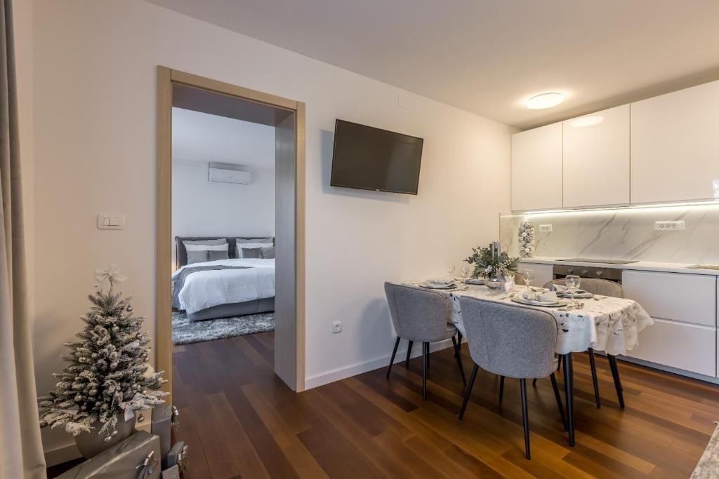 Kuchyň nebo kuchyňský kout v ubytování Apartment FORTUNA