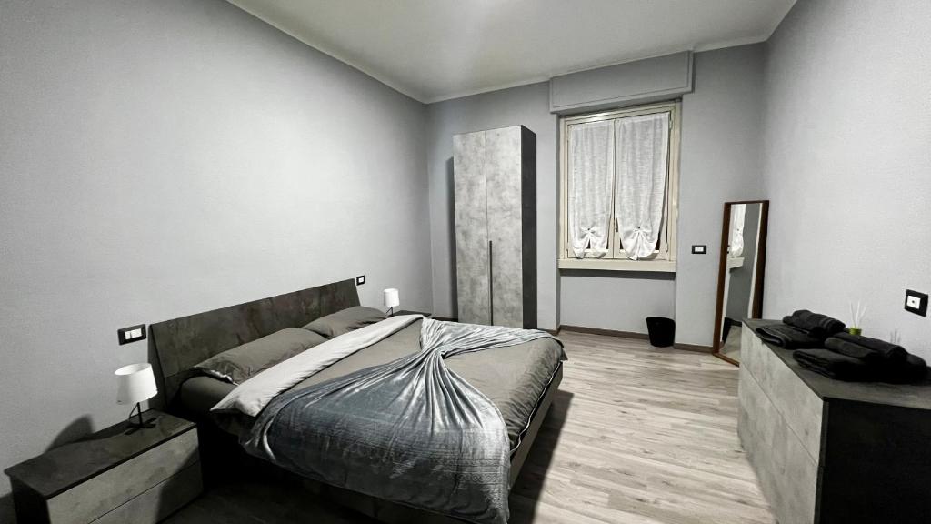 sypialnia z dużym łóżkiem i oknem w obiekcie A.P. Appartamento o camera w mieście Corsico