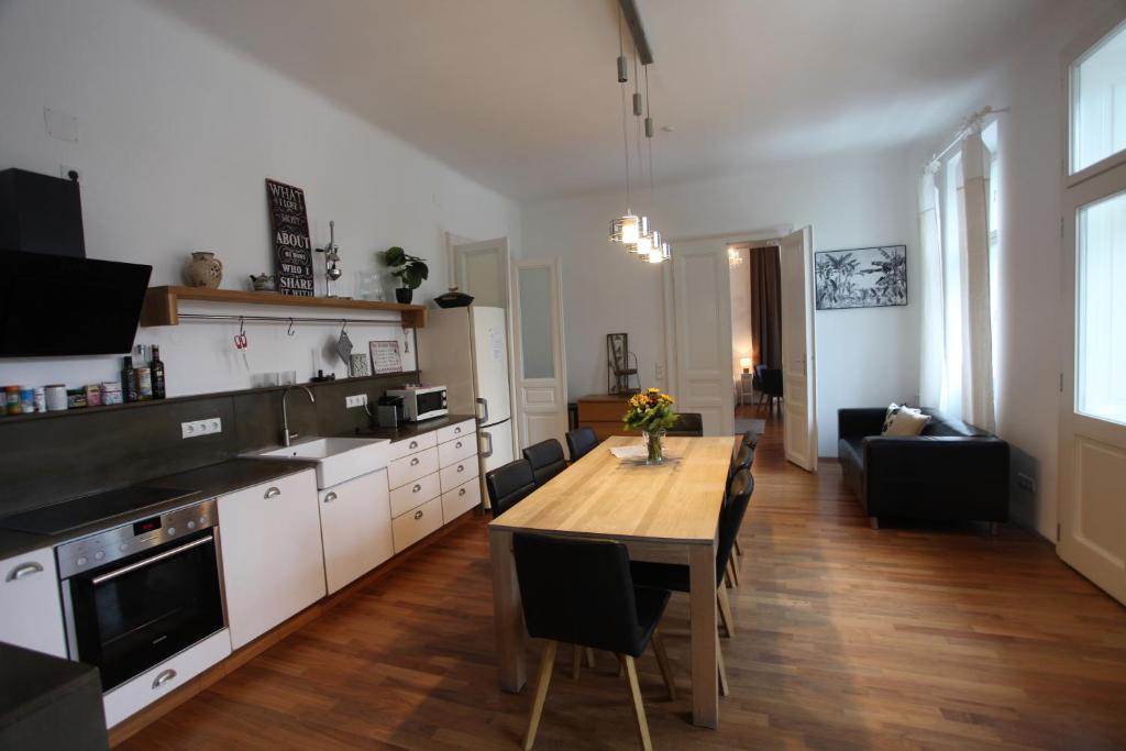 Kuchyňa alebo kuchynka v ubytovaní Casa Nostra - Ausgefallene Wohnung am Augarten