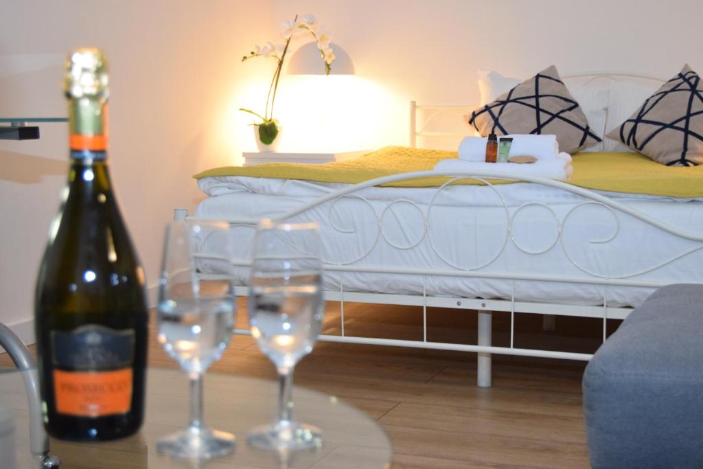 Be my Guest - Marszałkowska Studio - Center of Warsaw Subway Wi-Fi Breakfast - One-Bedroom Apartment