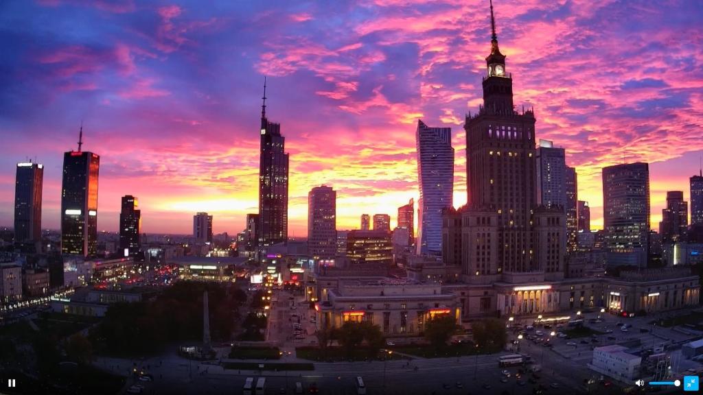 een uitzicht op de skyline van de stad bij zonsondergang bij Hey Apartments in Warschau