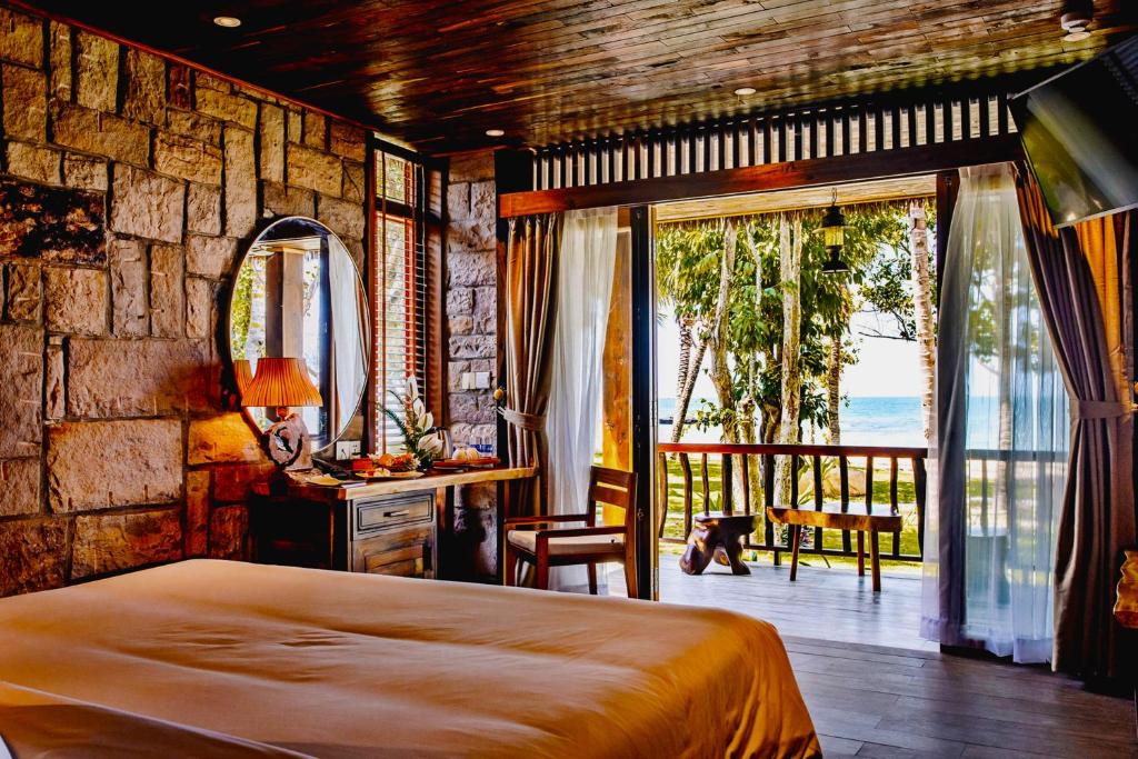 Postel nebo postele na pokoji v ubytování Ocean Bay Resort & Spa Phu Quoc