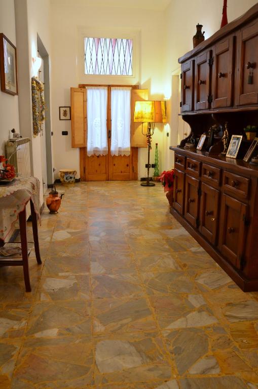 duży salon z kamienną podłogą i stołem w obiekcie L'Acchiappasogni we Florencji