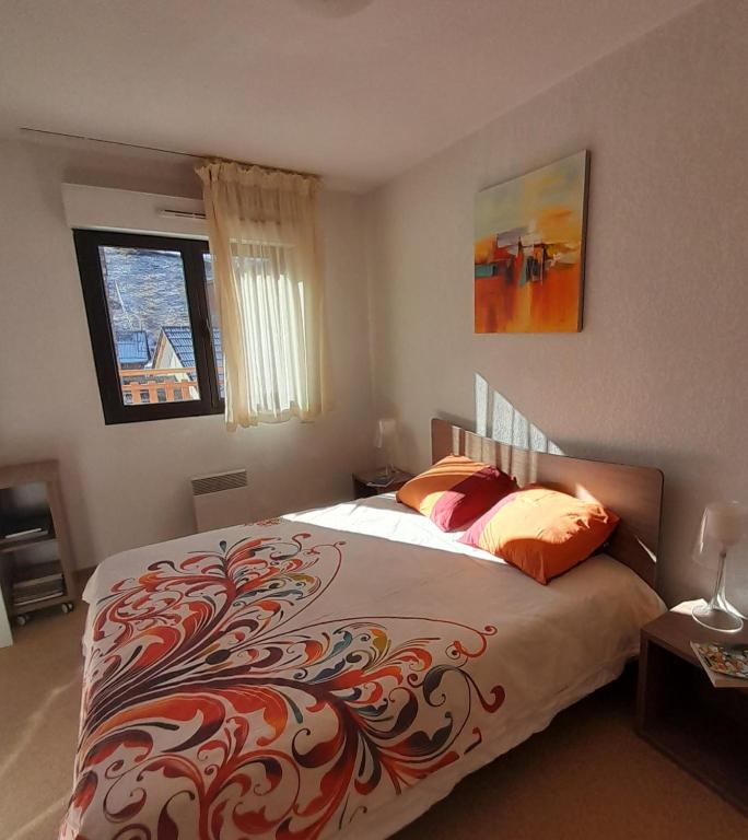 - une chambre avec un lit et une couverture colorée dans l'établissement Val d'Azur Plein sud Face aux Pistes, à Valberg