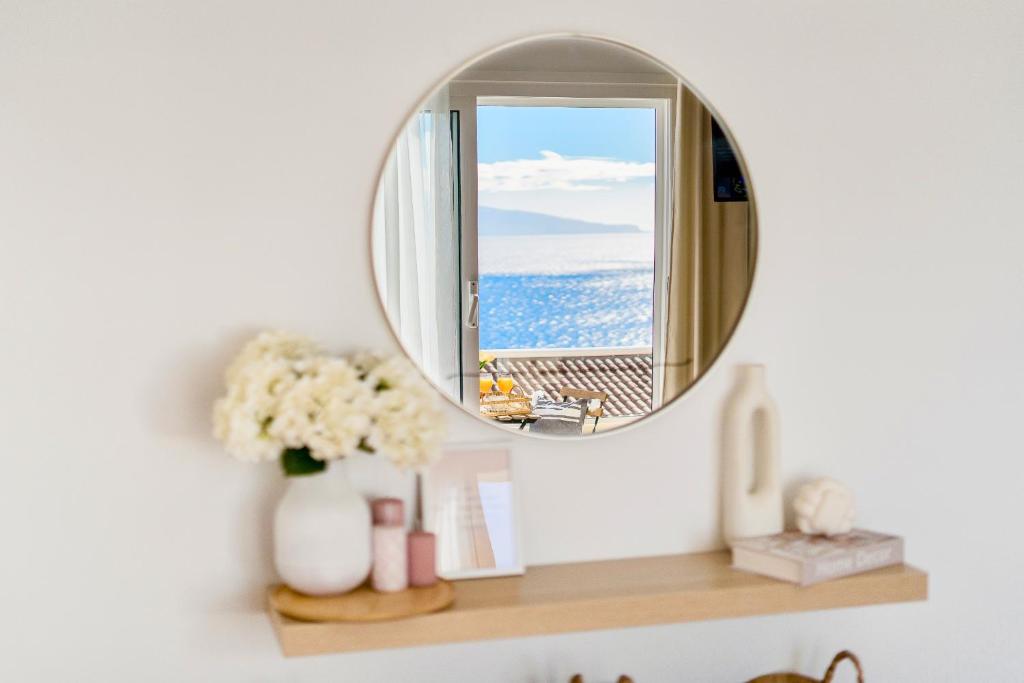 Zdjęcie z galerii obiektu Black Beach Luxury Vacation House w mieście Puerto de Santiago