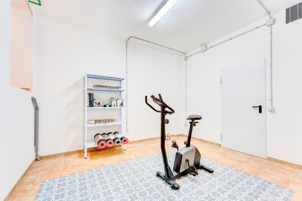 Centrum fitness w obiekcie Black Beach Luxury Vacation House
