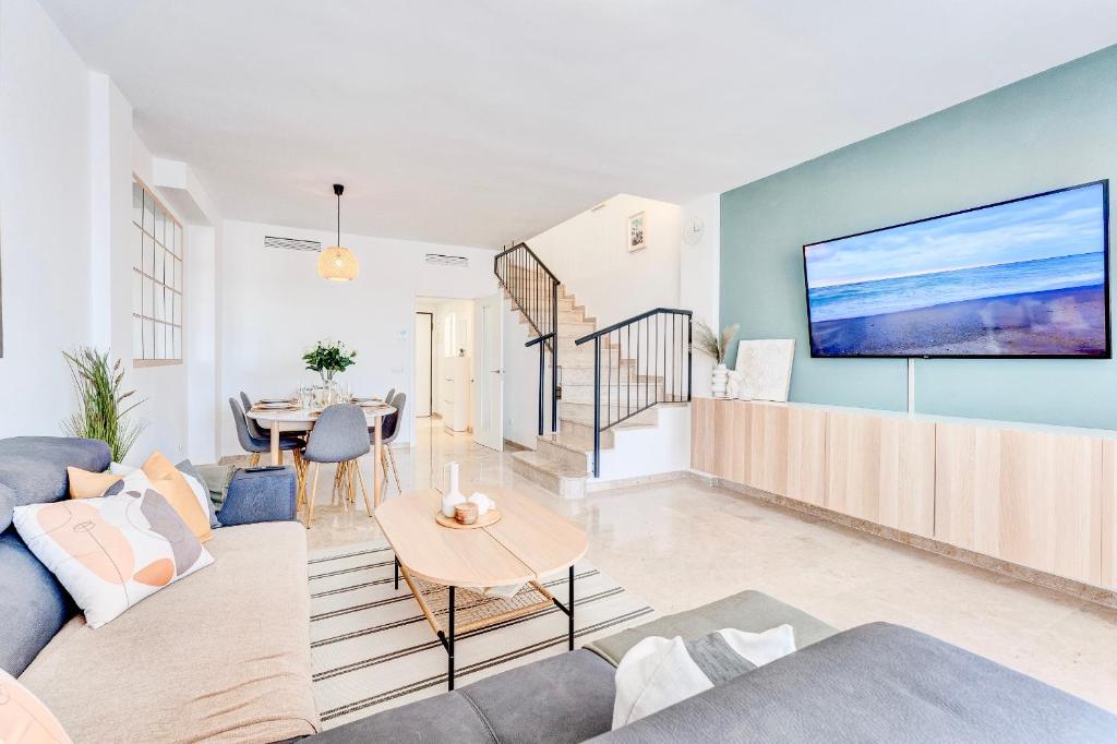 Telewizja i/lub zestaw kina domowego w obiekcie Black Beach Luxury Vacation House