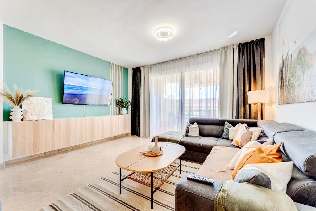 Część wypoczynkowa w obiekcie Black Beach Luxury Vacation House