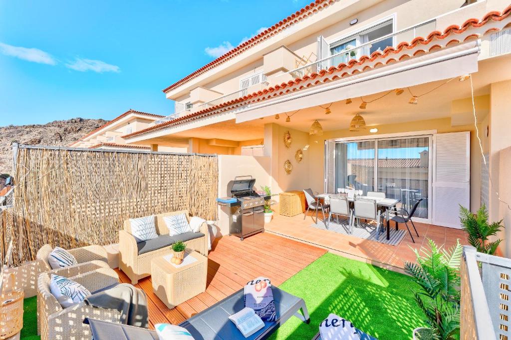 Balkon lub taras w obiekcie Black Beach Luxury Vacation House