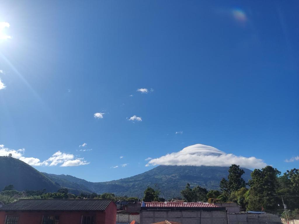 uma vista para uma montanha à distância em 59C hostel em Antigua Guatemala