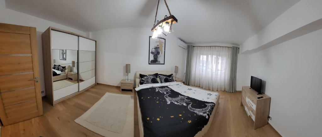 um quarto com uma cama e uma televisão em Apartament Lux - Dorobantilor em Cluj-Napoca