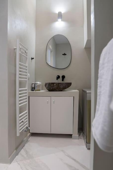 Fotografie z fotogalerie ubytování Romantic apartment with hot tub next to Acropolis v Aténách