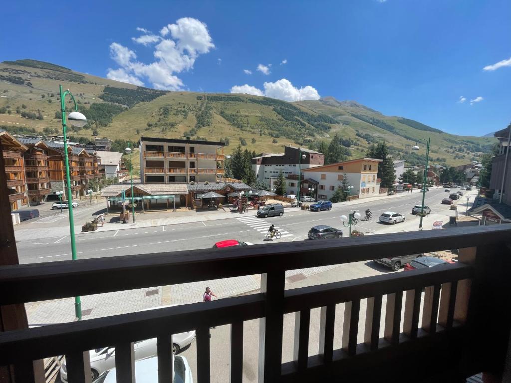 - un balcon offrant une vue sur une ville avec une rue dans l'établissement Résidence le WAALA , face aux pistes, à Les Deux Alpes