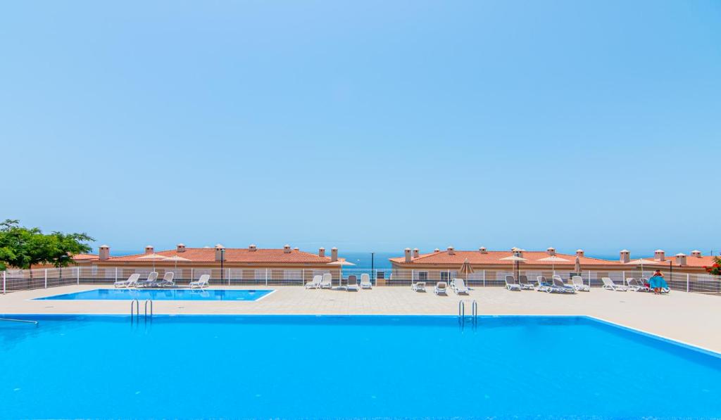 Basen w obiekcie Black Beach Luxury Vacation House lub w pobliżu
